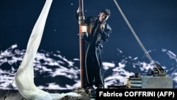 Аўстрыйскі сьпявак JJ падчас выступу на «Эўравізіі 2025»