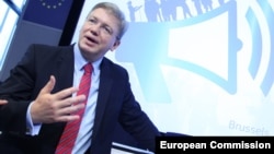 Եվրամիության հանձնակատար Շտեֆան Ֆյուլեն ելույթ է ունենում կոնֆերանսի ժամանակ, հունիս, 2013թ․
