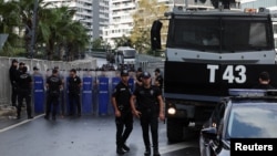 Թուրքիա - Ոստիկանները Ժողովրդա-հանրապետական կուսակցության Ստամբուլի գրասենյակի մոտ, 8-ը սեպտեմբերի, 2025թ.