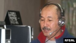 "Азаттыктын" обосунда Аманбек Жапаров.