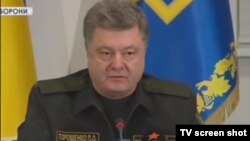 Петр Порошенко ок атууну токтотуу боюнча буйрук берип жаткан учуру. 