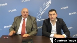 Брифинг Темура Надарая (слева) и Вадима Ехвая в АРСМИРА