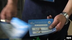 شمارش ارا در یکی از دوره های انتخاباتی افغانستان