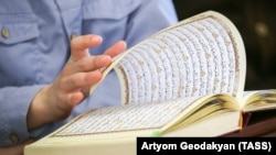 Ислам дининин ыйык китеби болуп саналган Куран. Иллюстрациялык сүрөт.