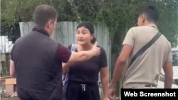 Айжан Мамешованы ұстауға келген полиция қызметкерлері. Алматы, 3 қыркүйек 2025 жыл.