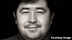 Икбол Исаков ушул сүрөттү "Фейсбукка" жарыялап, өзүн Стив Жобско теңеген.