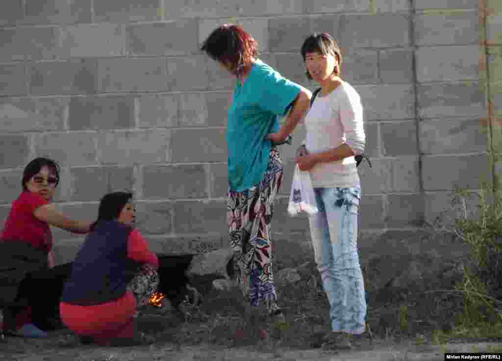 Конок келгенде казаны барлар сыртта тамак жасашат. Мындайда кошуналар ынтымакташып, бири-биринен жардамдарын аяшпайт.