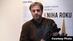 Милош Долежал с наградой "Книга года"