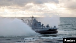 Орусиянын Батыш-2013 машыгуусуна катышкан аскерий кемеси. Балтика деңизи, 26-сентябрь, 2013-жыл.