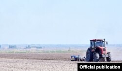 Gyrgyzystanda ekin ýerleri üçin suw ýetmezçiligi ýüze çykdy. Iň ýiti ýagdaý ýurduň Çuý sebitinde bolup, daýhanlar bar hasylyň ýitmeginden alada edýärler.