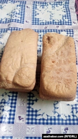 Aşgabadyň döwlet dükanlarynda satylýan 'buhanka' çöregi. Oktýabr, 2020 ý. Aşgabat