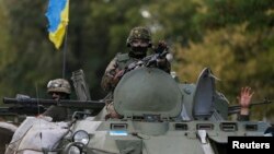 Українські військовослужбовці на бронетранспортері біля Дебальцеового, Донецька область, 29 серпня 2014 року