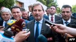 EU enlargement commissioner Johannes Hahn (center), Macedonian Prime Minister Nikola Gruevski (second from left) and main opposition leader Zoran Zaev (right) in Skopje on June 2, 2015.