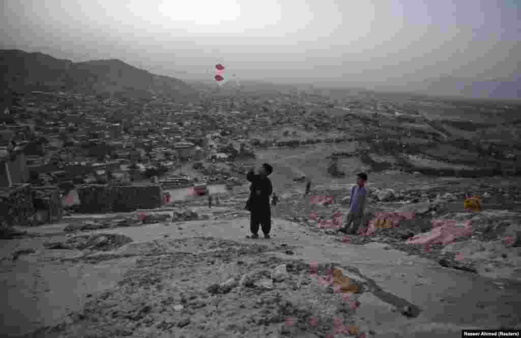 Хазарейские мальчики играют с воздушным змеем на холме над Кветтой. Всплеск межконфессиональных убийств в последние годы привел к тому, что силы безопасности Пакистана возвели стены и контрольно-пропускные пункты в некоторых районах Кветты, административного центра неспокойной провинции Белуджистан. 