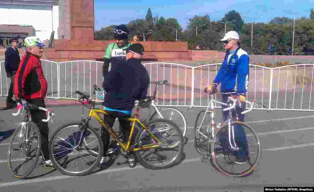 Кечинде майрамдык концерт болуп, шаар күнү майрамдык фейерверк менен жыйынтыкталды 