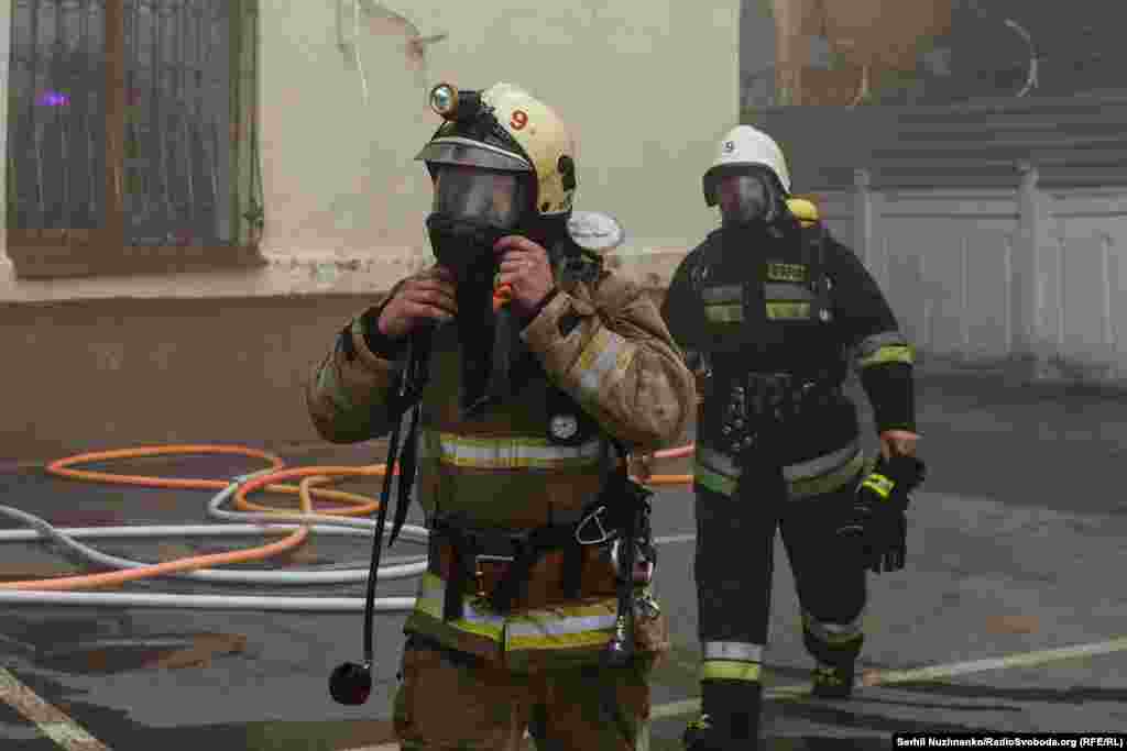 Пожежник одягає протигаз перед тим, як зайти в пошкоджену внаслідок російського обстрілу адмінбудівлю. Харків, 12 вересня 2022 року
