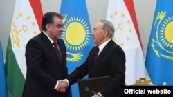 Президент Таджикистана Эмомали Рахмон (слева) и бывший президент Казахстана Нурсултан Назарбаев.