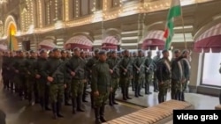 Саҳнае аз машқҳои низомиёни тоҷикро дар Маскав корбарони Радиои Озодӣ фиристоданд