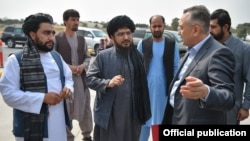 Заместитель председателя Совета безопасности Кыргызстана Таалатбек Масадыков (справа) с представителями правительства талибов. Кабул. 23 сентября 2021 года.