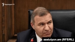 Депутат оппозиционной парламентской фракции «Процветающая Армения» (ППА) Микаэл Мелкумян на парламентском брифинге,13 ноября 2019 г.