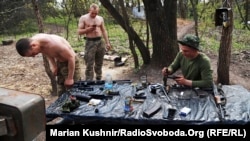 Українські солдати на передових позиціях на лінії фронту на Донбасі, поблизу села Кримське, Луганська область