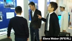 Студенты рассматривают экспозицию в  историко-краеведческом музее после встречи на тему религии. Темиртау, 17 октября 2017 года.    