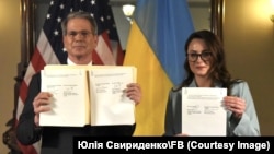 Міністр фінансів США Скотт Бессент та міністерка економіки України Юлія Свириденко під час підписання угоди ​​про створення Інвестиційного фонду відбудови США–Україна 