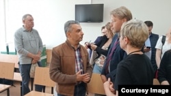 Лев Шлосберг на суде по избрании меры пресечения. Псков, 11.06.2025 год