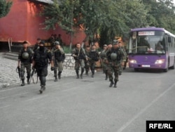 Солдаты патрулируют улицы Оша. Июнь 2010