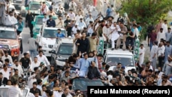 Лахор шаарындагы Нафаз Шарифтин жактоочулары. 8-июль, 2018-жыл.