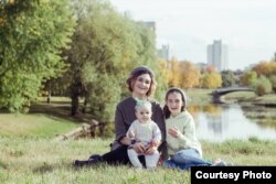 Арына Лісецкая і яе дочкі.