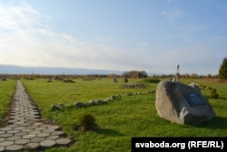 Побач з трактам — музэй ледавіковых валуноў