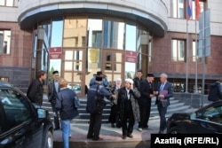 Татарстан Югары мәхкәмәсенә Вахит Имамовка теләктәшлек күрсәтергә килүчеләр