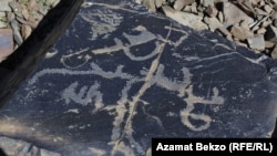 Алайдагы петроглифтер «Мурдаш башы эстеликтери» деп аталып келген.