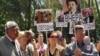 Участники митинга в честь Дня памяти жертв политических репрессий. Алматы, 31 мая 2012 года. 
