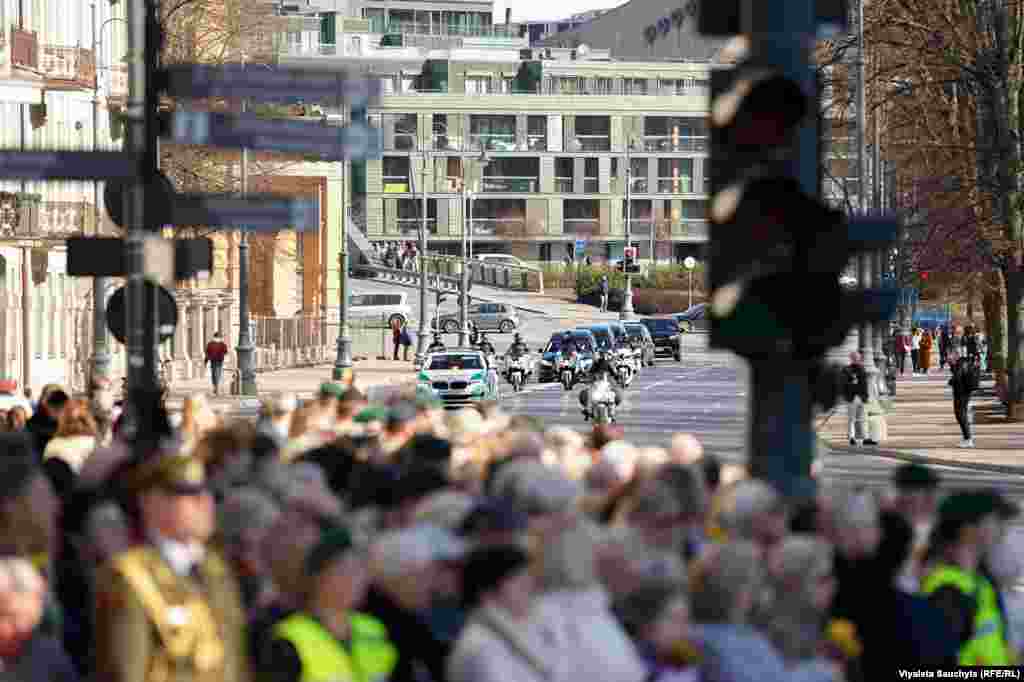У Вільні разьвітваюцца з амэрыканскімі вайскоўцамі, якія загінулі на палігоне ў Падбродзьдзі. 3 красавіка 2025 году.