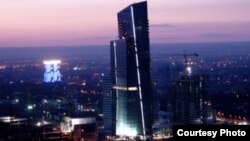 Здание, в котором располагается торговый центр Еsentai Mall.  Алматы, октябрь 2012 года. Фото из социальной сети Facebook.    