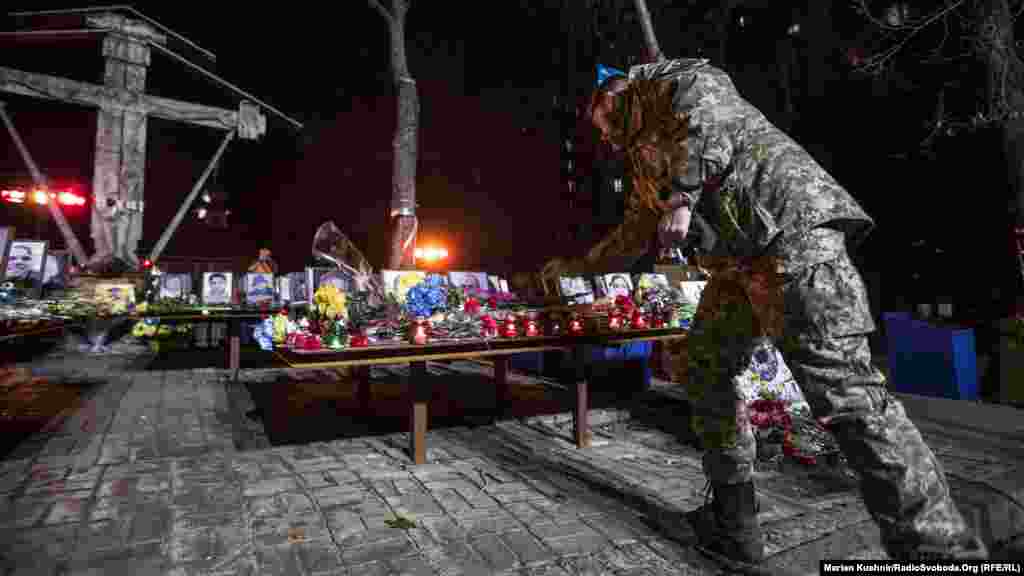Військовий Збройних сил України вшановує пам&rsquo;ять загиблих у Революції гідності