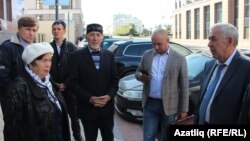 Вахит Имамовка теләктәшлек күрсәтергә килүчеләр. Уңда - Вахит Имамов