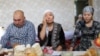 Родители погибшего во время Жанаозенских событий Аманбека Турганбека и его вдова Маншук на поминальном обеде у них дома. Жанаозен, 16 декабря 2017 года. 
