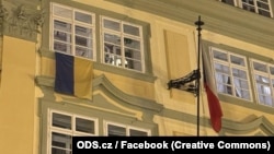 Після того, як новий спікер Палати депутатів Чехії, лідер правопопулістської партії SPD Томіо Окамура розпорядився зняти з будівлі прапор України, депутати від ODS вивісили український прапор з вікна парламентського клубу в будівлі Палати депутатів, 6 листопада 2025 року