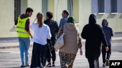 Një grup i azilkërkuesve duke shkuar në një qendër për migrim në lindje të Gjermanisë. Fotografi ilustruese nga arkivi. 

