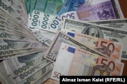 Сомы, евро, доллары.