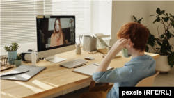 Аралыктан сабак окуп жаткан окуучу. 