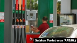 Кыргызстандагы күйүүчү май саткан жер. Иллюстрациялык сүрөт.