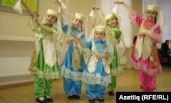 "Асылъяр" ансамбленең нәни кызлары