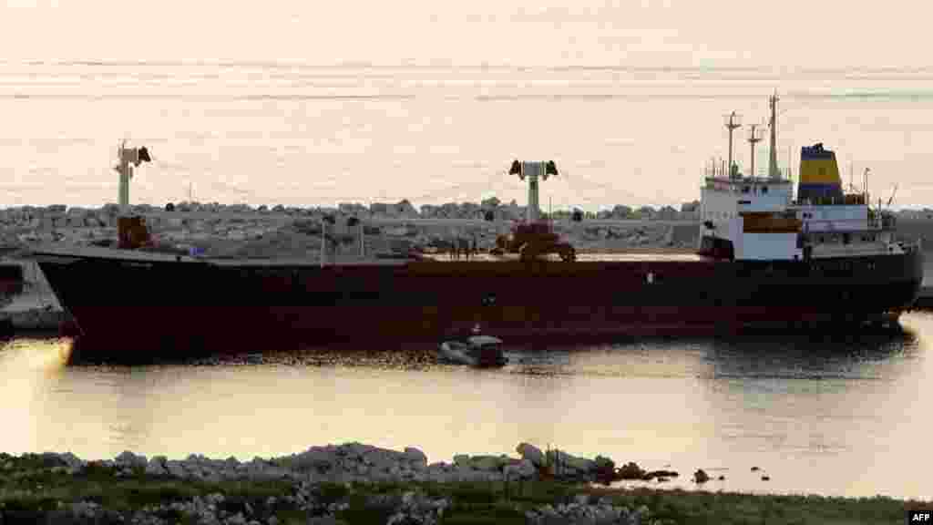 Перехваченное ливанскими властями судно, якобы перевозившее оружие для сирийских повстанцев. 