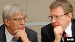 Председатель Центробанка РФ Сергей Игнатьев и министр финансов РФ, вице-премьер РФ Алексей Кудрин (слева направо) перед началом заседания Государственной думы РФ, 2008. Фото ИТАР-ТАСС/ Григорий Сысоев