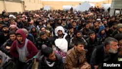 Мосулдан чыккандар текшерүү борборунда. 2-март, 2017-жыл.