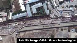 Супутникове фото 23 серпня: юрби людей біля огорожі Кабульського летовища намагаються дістатися всередину